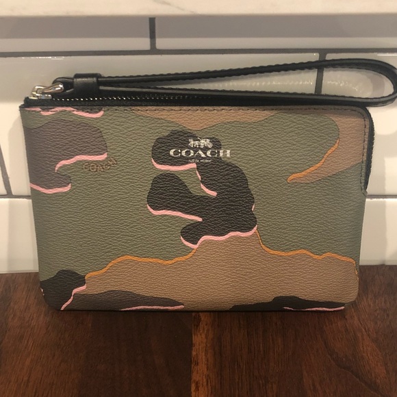Coach Handbags - 🚨1 left🚨Coach🐎Corner Zip Wristlet